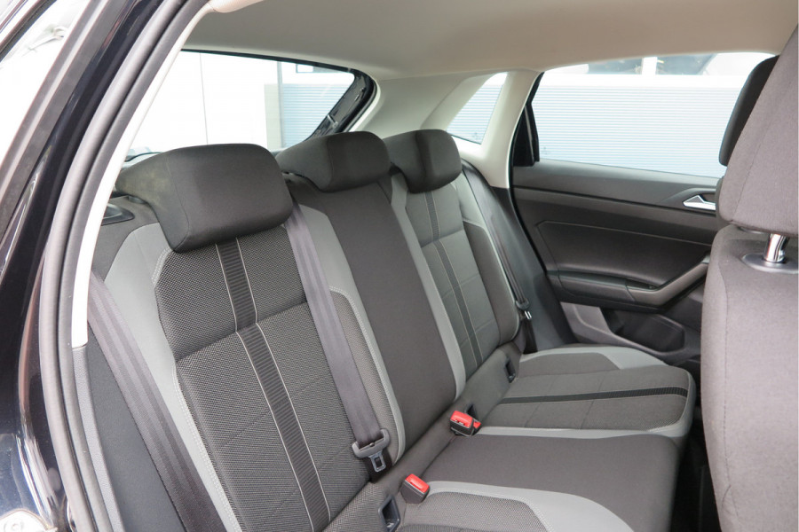 Volkswagen Polo 1.0 TSI 70kw 95pk Highline, Adaptive Cruise, PDC ,Navigatie , Stuurwiel multifuntioneel , Carplay, LMV 16", Sportstoelen,Buitenspiegels inklapbaar, etc. Complete historie bekend NL auto met NAP (recent onderhouden)