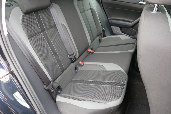 Volkswagen Polo 1.0 TSI 70kw 95pk Highline, Adaptive Cruise, PDC ,Navigatie , Stuurwiel multifuntioneel , Carplay, LMV 16", Sportstoelen,Buitenspiegels inklapbaar, etc. Complete historie bekend NL auto met NAP (recent onderhouden)