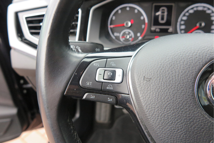 Volkswagen Polo 1.0 TSI 70kw 95pk Highline, Adaptive Cruise, PDC ,Navigatie , Stuurwiel multifuntioneel , Carplay, LMV 16", Sportstoelen,Buitenspiegels inklapbaar, etc. Complete historie bekend NL auto met NAP (recent onderhouden)