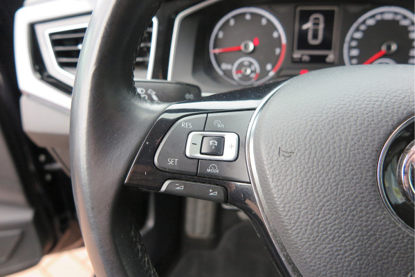 Volkswagen Polo 1.0 TSI 70kw 95pk Highline, Adaptive Cruise, PDC ,Navigatie , Stuurwiel multifuntioneel , Carplay, LMV 16", Sportstoelen,Buitenspiegels inklapbaar, etc. Complete historie bekend NL auto met NAP (recent onderhouden)