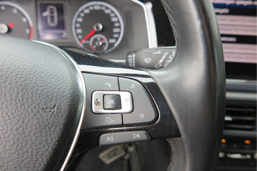 Volkswagen Polo 1.0 TSI 70kw 95pk Highline, Adaptive Cruise, PDC ,Navigatie , Stuurwiel multifuntioneel , Carplay, LMV 16", Sportstoelen,Buitenspiegels inklapbaar, etc. Complete historie bekend NL auto met NAP (recent onderhouden)