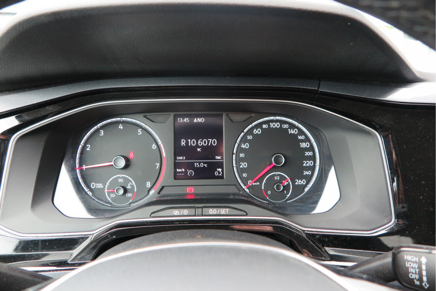 Volkswagen Polo 1.0 TSI 70kw 95pk Highline, Adaptive Cruise, PDC ,Navigatie , Stuurwiel multifuntioneel , Carplay, LMV 16", Sportstoelen,Buitenspiegels inklapbaar, etc. Complete historie bekend NL auto met NAP (recent onderhouden)