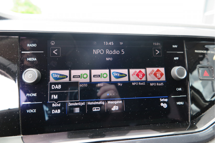 Volkswagen Polo 1.0 TSI 70kw 95pk Highline, Adaptive Cruise, PDC ,Navigatie , Stuurwiel multifuntioneel , Carplay, LMV 16", Sportstoelen,Buitenspiegels inklapbaar, etc. Complete historie bekend NL auto met NAP (recent onderhouden)