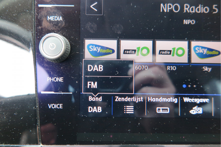 Volkswagen Polo 1.0 TSI 70kw 95pk Highline, Adaptive Cruise, PDC ,Navigatie , Stuurwiel multifuntioneel , Carplay, LMV 16", Sportstoelen,Buitenspiegels inklapbaar, etc. Complete historie bekend NL auto met NAP (recent onderhouden)