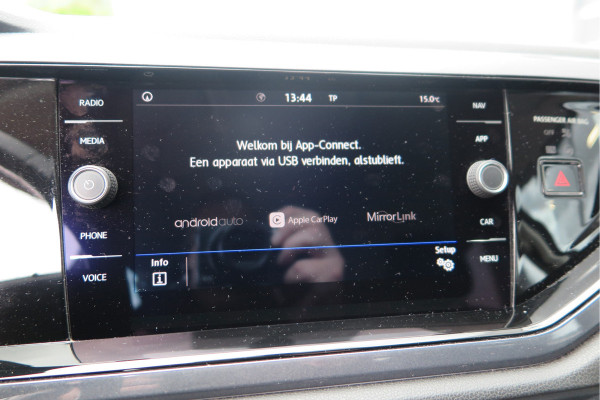 Volkswagen Polo 1.0 TSI 70kw 95pk Highline, Adaptive Cruise, PDC ,Navigatie , Stuurwiel multifuntioneel , Carplay, LMV 16", Sportstoelen,Buitenspiegels inklapbaar, etc. Complete historie bekend NL auto met NAP (recent onderhouden)