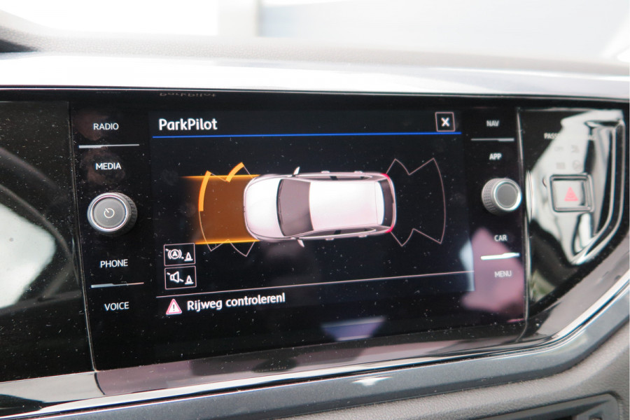 Volkswagen Polo 1.0 TSI 70kw 95pk Highline, Adaptive Cruise, PDC ,Navigatie , Stuurwiel multifuntioneel , Carplay, LMV 16", Sportstoelen,Buitenspiegels inklapbaar, etc. Complete historie bekend NL auto met NAP (recent onderhouden)