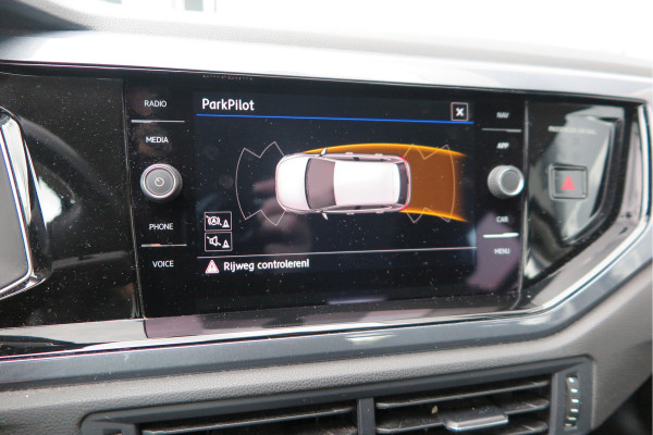 Volkswagen Polo 1.0 TSI 70kw 95pk Highline, Adaptive Cruise, PDC ,Navigatie , Stuurwiel multifuntioneel , Carplay, LMV 16", Sportstoelen,Buitenspiegels inklapbaar, etc. Complete historie bekend NL auto met NAP (recent onderhouden)