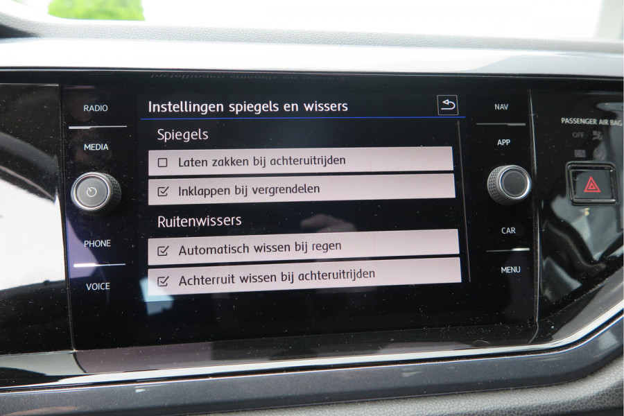 Volkswagen Polo 1.0 TSI 70kw 95pk Highline, Adaptive Cruise, PDC ,Navigatie , Stuurwiel multifuntioneel , Carplay, LMV 16", Sportstoelen,Buitenspiegels inklapbaar, etc. Complete historie bekend NL auto met NAP (recent onderhouden)