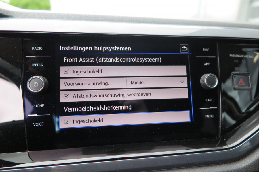 Volkswagen Polo 1.0 TSI 70kw 95pk Highline, Adaptive Cruise, PDC ,Navigatie , Stuurwiel multifuntioneel , Carplay, LMV 16", Sportstoelen,Buitenspiegels inklapbaar, etc. Complete historie bekend NL auto met NAP (recent onderhouden)