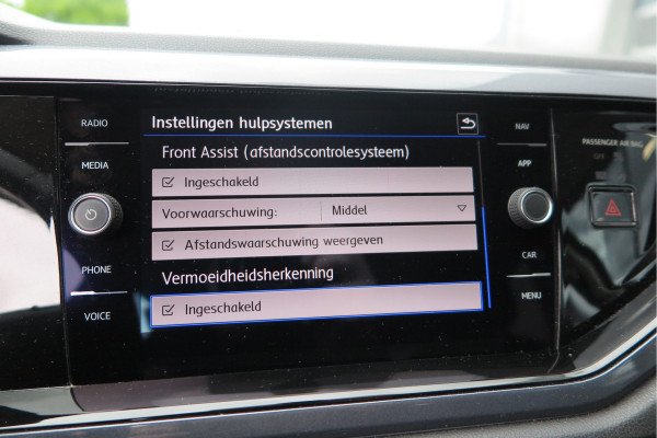 Volkswagen Polo 1.0 TSI 70kw 95pk Highline, Adaptive Cruise, PDC ,Navigatie , Stuurwiel multifuntioneel , Carplay, LMV 16", Sportstoelen,Buitenspiegels inklapbaar, etc. Complete historie bekend NL auto met NAP (recent onderhouden)