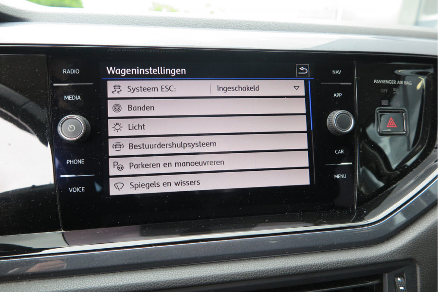 Volkswagen Polo 1.0 TSI 70kw 95pk Highline, Adaptive Cruise, PDC ,Navigatie , Stuurwiel multifuntioneel , Carplay, LMV 16", Sportstoelen,Buitenspiegels inklapbaar, etc. Complete historie bekend NL auto met NAP (recent onderhouden)