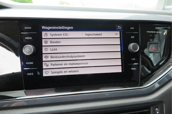 Volkswagen Polo 1.0 TSI 70kw 95pk Highline, Adaptive Cruise, PDC ,Navigatie , Stuurwiel multifuntioneel , Carplay, LMV 16", Sportstoelen,Buitenspiegels inklapbaar, etc. Complete historie bekend NL auto met NAP (recent onderhouden)