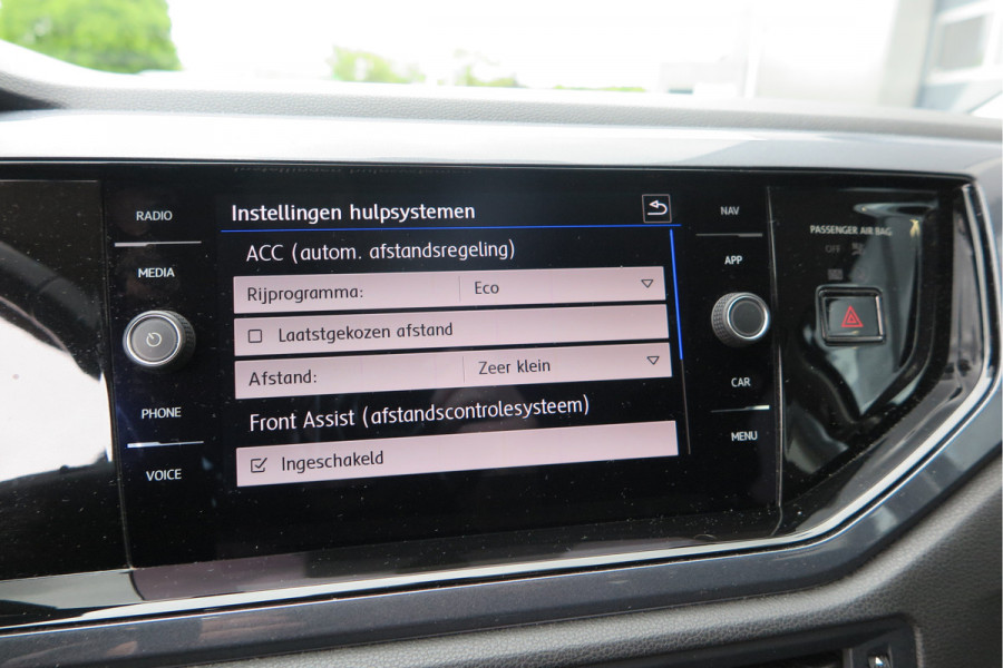 Volkswagen Polo 1.0 TSI 70kw 95pk Highline, Adaptive Cruise, PDC ,Navigatie , Stuurwiel multifuntioneel , Carplay, LMV 16", Sportstoelen,Buitenspiegels inklapbaar, etc. Complete historie bekend NL auto met NAP (recent onderhouden)