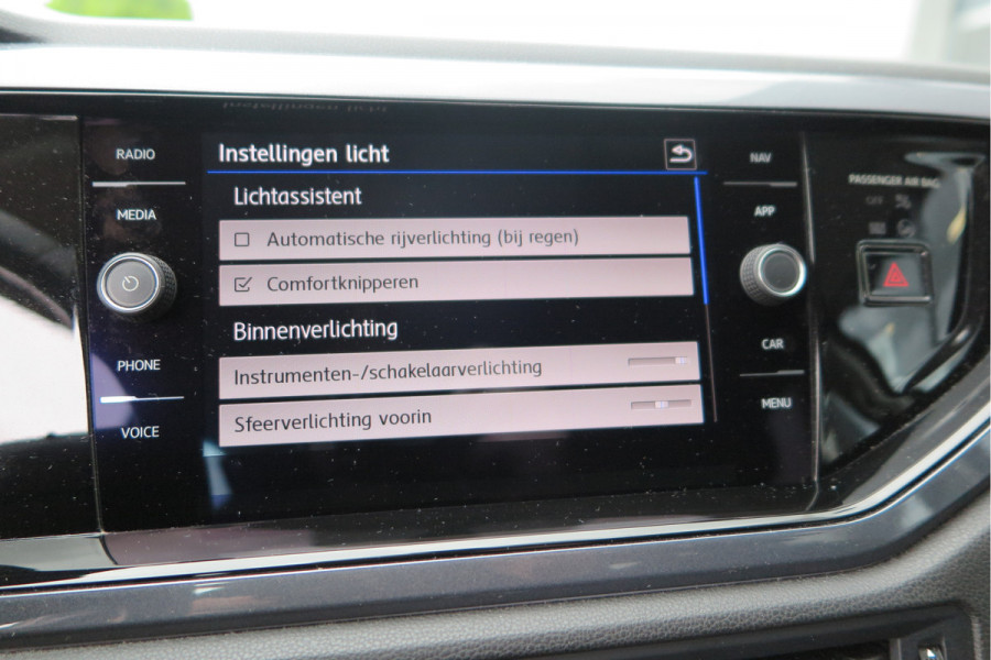 Volkswagen Polo 1.0 TSI 70kw 95pk Highline, Adaptive Cruise, PDC ,Navigatie , Stuurwiel multifuntioneel , Carplay, LMV 16", Sportstoelen,Buitenspiegels inklapbaar, etc. Complete historie bekend NL auto met NAP (recent onderhouden)