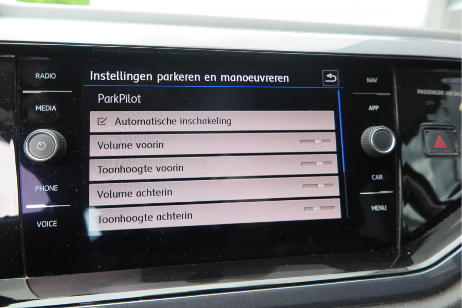 Volkswagen Polo 1.0 TSI 70kw 95pk Highline, Adaptive Cruise, PDC ,Navigatie , Stuurwiel multifuntioneel , Carplay, LMV 16", Sportstoelen,Buitenspiegels inklapbaar, etc. Complete historie bekend NL auto met NAP (recent onderhouden)