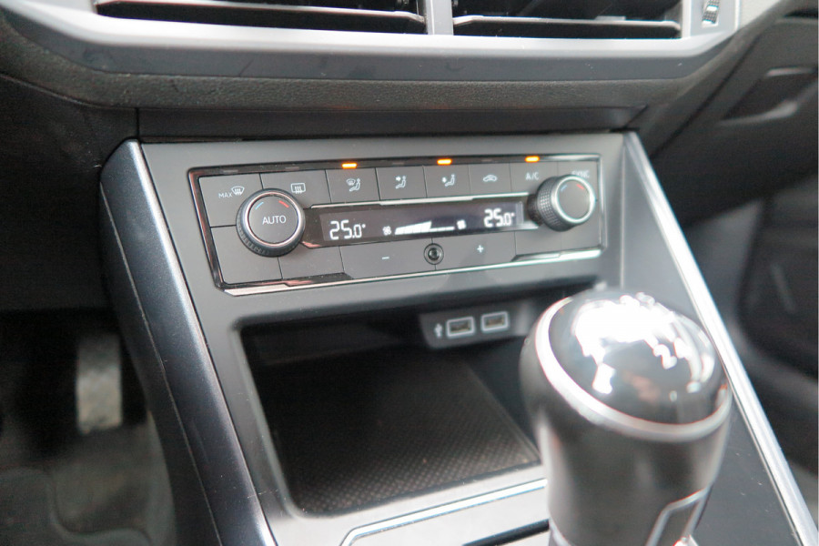 Volkswagen Polo 1.0 TSI 70kw 95pk Highline, Adaptive Cruise, PDC ,Navigatie , Stuurwiel multifuntioneel , Carplay, LMV 16", Sportstoelen,Buitenspiegels inklapbaar, etc. Complete historie bekend NL auto met NAP (recent onderhouden)