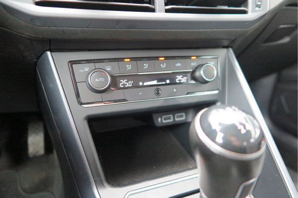 Volkswagen Polo 1.0 TSI 70kw 95pk Highline, Adaptive Cruise, PDC ,Navigatie , Stuurwiel multifuntioneel , Carplay, LMV 16", Sportstoelen,Buitenspiegels inklapbaar, etc. Complete historie bekend NL auto met NAP (recent onderhouden)