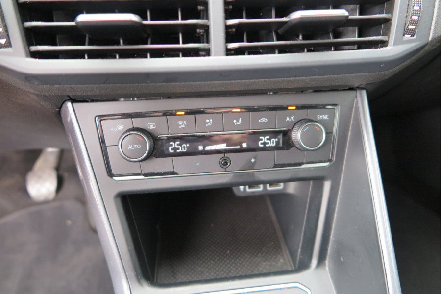 Volkswagen Polo 1.0 TSI 70kw 95pk Highline, Adaptive Cruise, PDC ,Navigatie , Stuurwiel multifuntioneel , Carplay, LMV 16", Sportstoelen,Buitenspiegels inklapbaar, etc. Complete historie bekend NL auto met NAP (recent onderhouden)