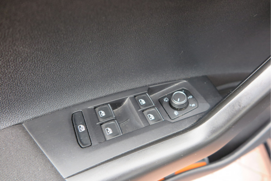 Volkswagen Polo 1.0 TSI 70kw 95pk Highline, Adaptive Cruise, PDC ,Navigatie , Stuurwiel multifuntioneel , Carplay, LMV 16", Sportstoelen,Buitenspiegels inklapbaar, etc. Complete historie bekend NL auto met NAP (recent onderhouden)