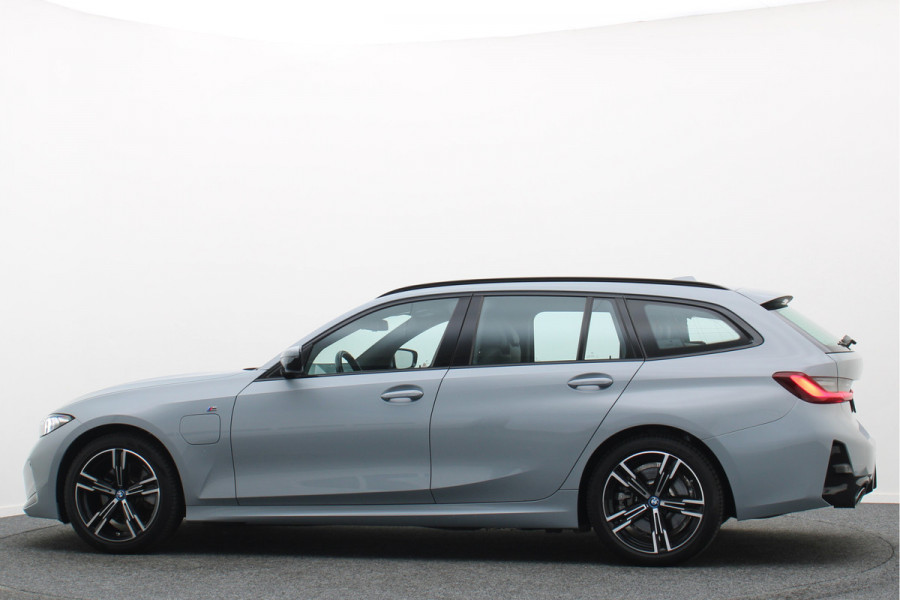 BMW 3 Serie Touring 320e M Sport Leder/Alcantara, Virtual Cockpit, LED, Elek. trekhaak, Apple Carplay, 18"