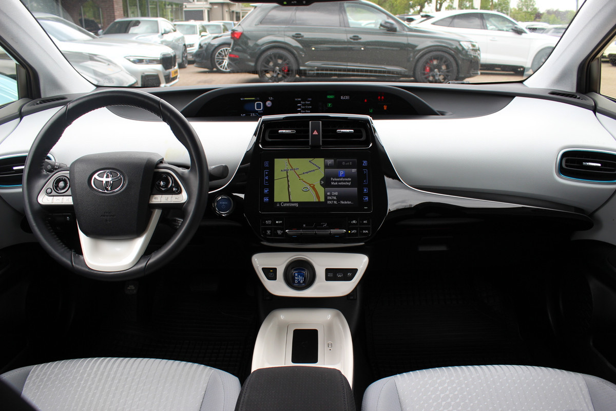 Toyota Prius 1.8 Plug-in Dynamic / Camera / Navigatie / Matrix LED / Keyless / 15'' / Zonnepaneel / Stoelverwarming / DAB / ACC