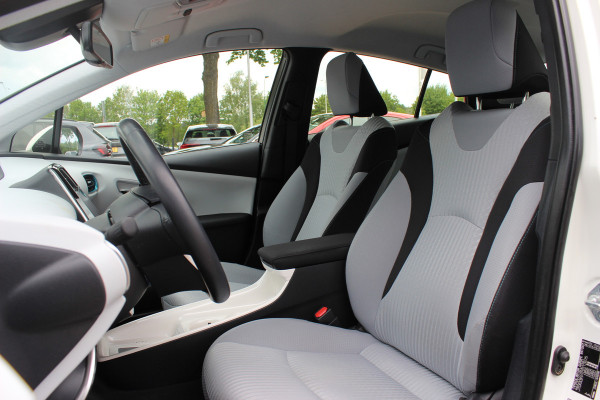 Toyota Prius 1.8 Plug-in Dynamic / Camera / Navigatie / Matrix LED / Keyless / 15'' / Zonnepaneel / Stoelverwarming / DAB / ACC