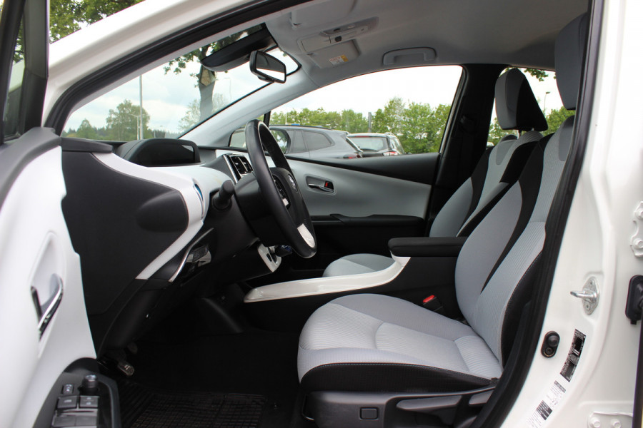 Toyota Prius 1.8 Plug-in Dynamic / Camera / Navigatie / Matrix LED / Keyless / 15'' / Zonnepaneel / Stoelverwarming / DAB / ACC