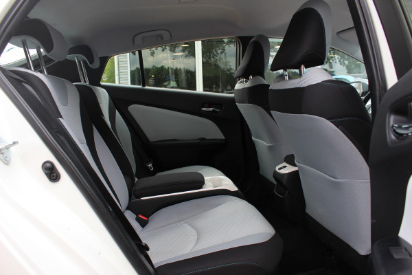 Toyota Prius 1.8 Plug-in Dynamic / Camera / Navigatie / Matrix LED / Keyless / 15'' / Zonnepaneel / Stoelverwarming / DAB / ACC