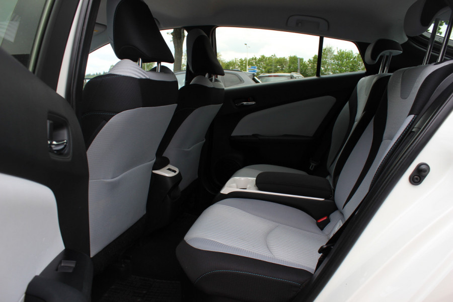 Toyota Prius 1.8 Plug-in Dynamic / Camera / Navigatie / Matrix LED / Keyless / 15'' / Zonnepaneel / Stoelverwarming / DAB / ACC