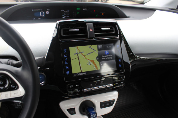 Toyota Prius 1.8 Plug-in Dynamic / Camera / Navigatie / Matrix LED / Keyless / 15'' / Zonnepaneel / Stoelverwarming / DAB / ACC