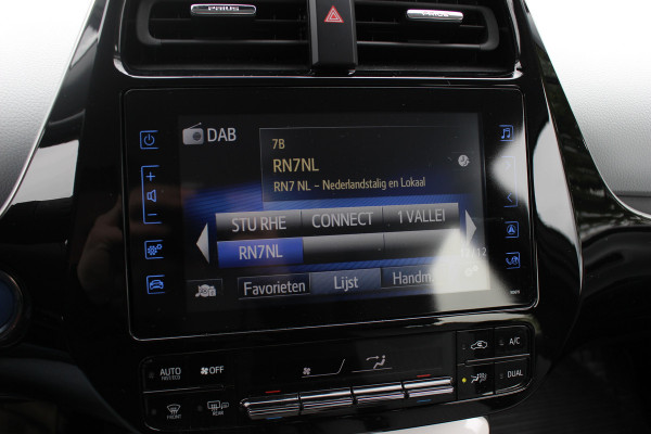 Toyota Prius 1.8 Plug-in Dynamic / Camera / Navigatie / Matrix LED / Keyless / 15'' / Zonnepaneel / Stoelverwarming / DAB / ACC