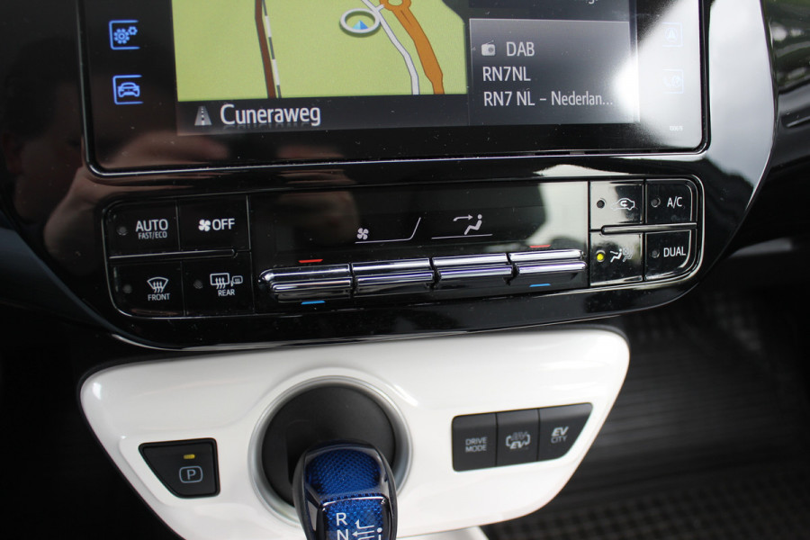 Toyota Prius 1.8 Plug-in Dynamic / Camera / Navigatie / Matrix LED / Keyless / 15'' / Zonnepaneel / Stoelverwarming / DAB / ACC