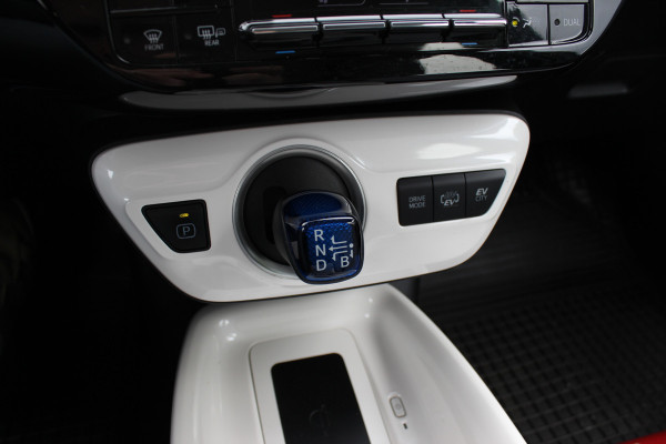 Toyota Prius 1.8 Plug-in Dynamic / Camera / Navigatie / Matrix LED / Keyless / 15'' / Zonnepaneel / Stoelverwarming / DAB / ACC