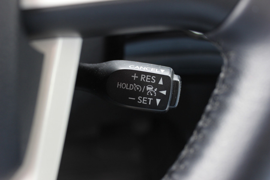 Toyota Prius 1.8 Plug-in Dynamic / Camera / Navigatie / Matrix LED / Keyless / 15'' / Zonnepaneel / Stoelverwarming / DAB / ACC