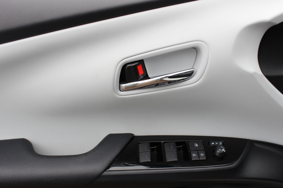 Toyota Prius 1.8 Plug-in Dynamic / Camera / Navigatie / Matrix LED / Keyless / 15'' / Zonnepaneel / Stoelverwarming / DAB / ACC