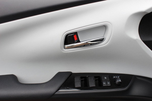 Toyota Prius 1.8 Plug-in Dynamic / Camera / Navigatie / Matrix LED / Keyless / 15'' / Zonnepaneel / Stoelverwarming / DAB / ACC