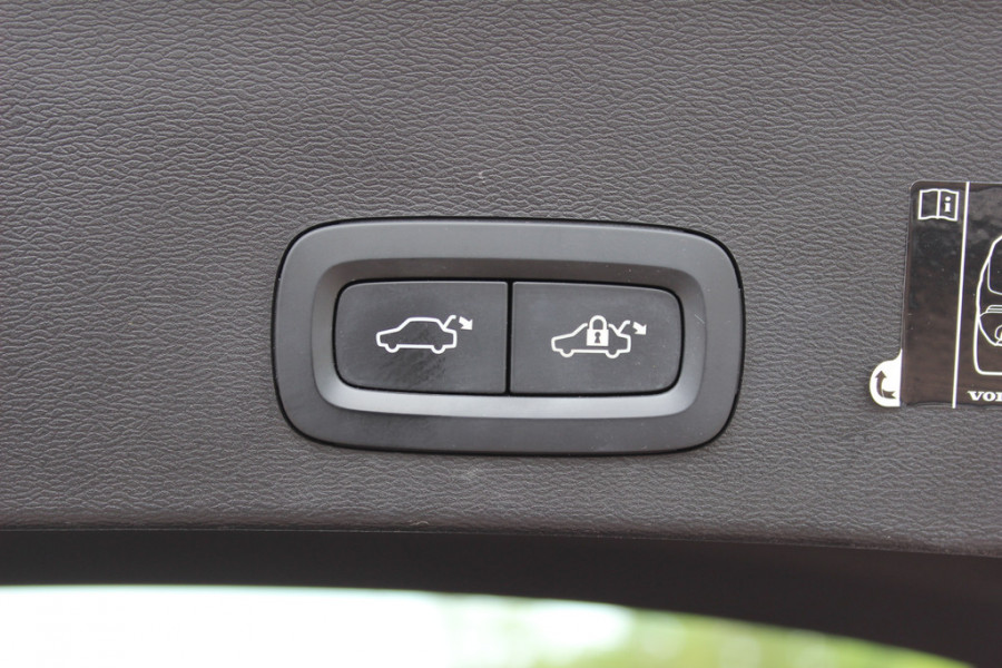 Volvo XC40 1.5 T5 Twin Engine Inscription R-Design / Full option! / Trekhaak / Panoramadak / 360Camera / Leder / Harman Kardon / 20'' / CarPlay / Stuur+Stoelverwarming / Bliss / Dodehoek / Cruise Control