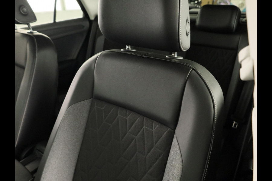 Volkswagen T-Roc 1.0 TSI Life Edition GOAL 116 pk | Navigatie | Parkeersensoren (Park assist) | Autom. airco | Adaptieve cruise control | Stoelverwarming |