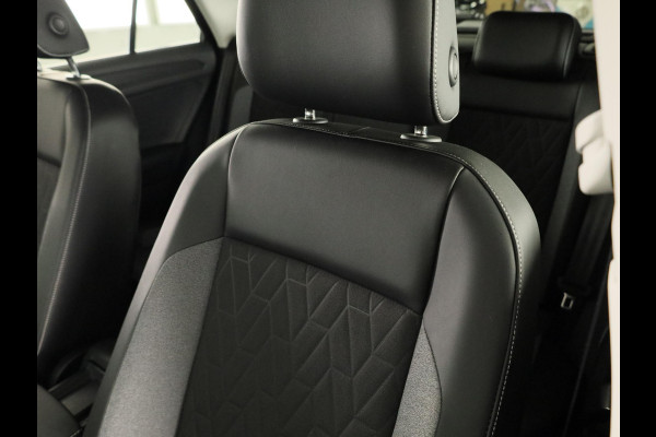 Volkswagen T-Roc 1.0 TSI Life Edition GOAL 116 pk | Navigatie | Parkeersensoren (Park assist) | Autom. airco | Adaptieve cruise control | Stoelverwarming |