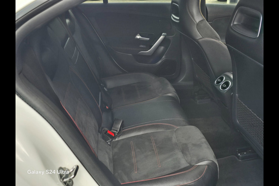 Mercedes-Benz CLA-Klasse 250 AMG 45 Look / Aut / 224 PK / Memory / Elek Stoelen / Navi / Camera / Sfeerverlichting / Panoramadak