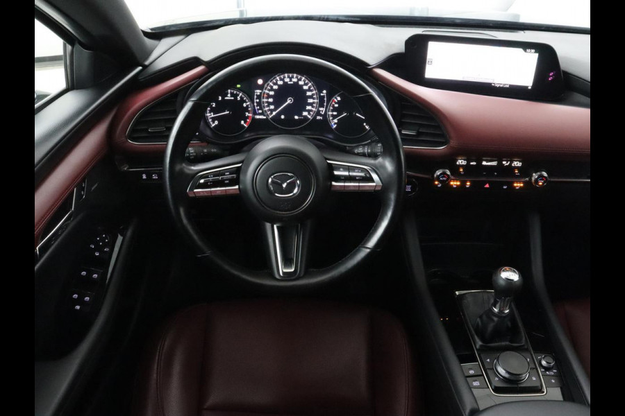 Mazda 3 2.0 e-SkyActiv-X M Hybrid 186 Luxury | Dieprood leder | 360 Camera | Head-Up | Stoelverwarming | Adaptive cruise | Memory | Carplay | Navigatie | Keyless | Full LED | Stuurverwarming