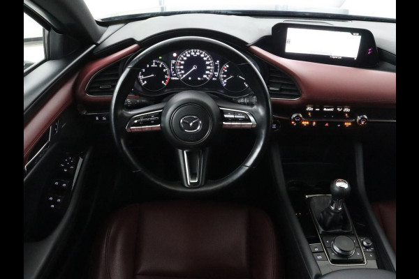 Mazda 3 2.0 e-SkyActiv-X M Hybrid 186 Luxury | Dieprood leder | 360 Camera | Head-Up | Stoelverwarming | Adaptive cruise | Memory | Carplay | Navigatie | Keyless | Full LED | Stuurverwarming