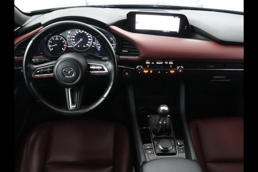 Mazda 3 2.0 e-SkyActiv-X M Hybrid 186 Luxury | Dieprood leder | 360 Camera | Head-Up | Stoelverwarming | Adaptive cruise | Memory | Carplay | Navigatie | Keyless | Full LED | Stuurverwarming