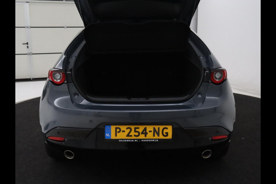 Mazda 3 2.0 e-SkyActiv-X M Hybrid 186 Luxury | Dieprood leder | 360 Camera | Head-Up | Stoelverwarming | Adaptive cruise | Memory | Carplay | Navigatie | Keyless | Full LED | Stuurverwarming