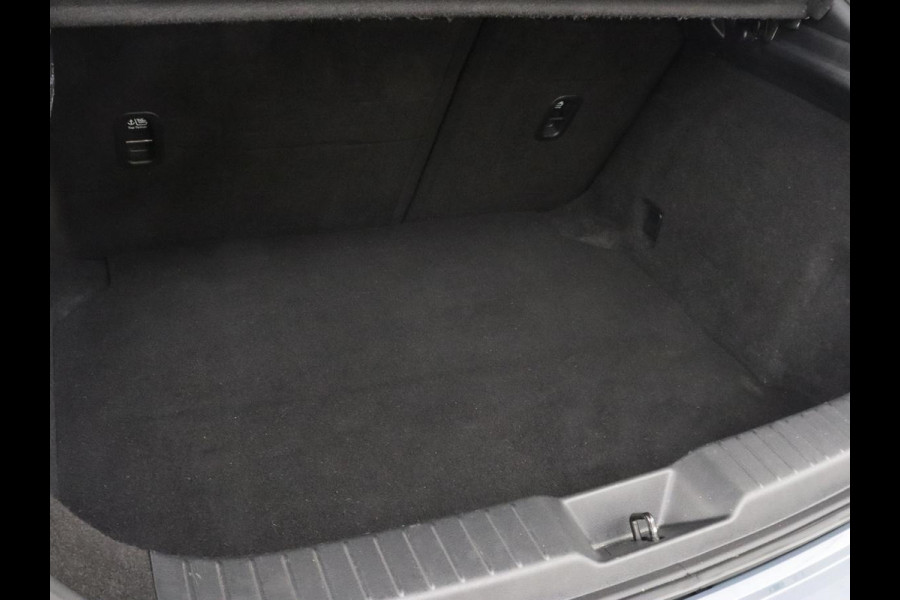 Mazda 3 2.0 e-SkyActiv-X M Hybrid 186 Luxury | Dieprood leder | 360 Camera | Head-Up | Stoelverwarming | Adaptive cruise | Memory | Carplay | Navigatie | Keyless | Full LED | Stuurverwarming