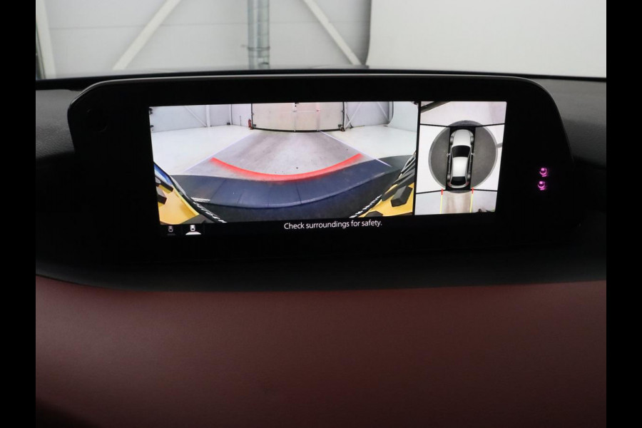 Mazda 3 2.0 e-SkyActiv-X M Hybrid 186 Luxury | Dieprood leder | 360 Camera | Head-Up | Stoelverwarming | Adaptive cruise | Memory | Carplay | Navigatie | Keyless | Full LED | Stuurverwarming
