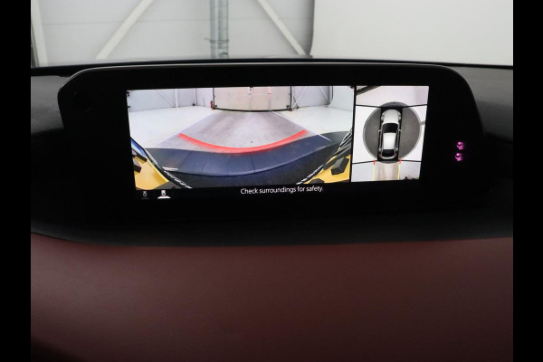 Mazda 3 2.0 e-SkyActiv-X M Hybrid 186 Luxury | Dieprood leder | 360 Camera | Head-Up | Stoelverwarming | Adaptive cruise | Memory | Carplay | Navigatie | Keyless | Full LED | Stuurverwarming