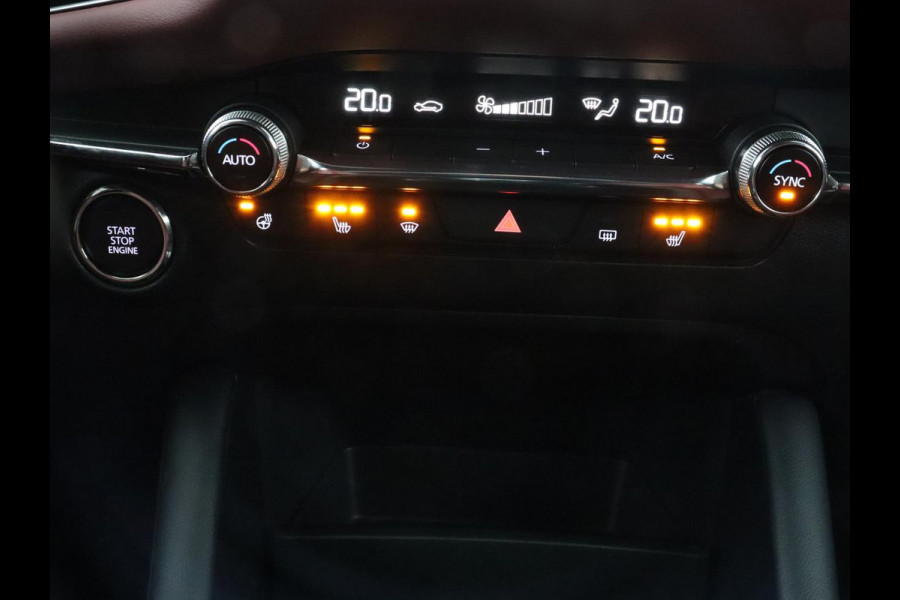 Mazda 3 2.0 e-SkyActiv-X M Hybrid 186 Luxury | Dieprood leder | 360 Camera | Head-Up | Stoelverwarming | Adaptive cruise | Memory | Carplay | Navigatie | Keyless | Full LED | Stuurverwarming