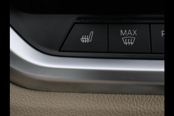 BMW 3-serie 330i High Executive | Panoramadak | Sport Line | Leder | Stoelverwarming | Trekhaak | Carplay | Live Cockpit | Camera | Navigatie | Sfeerverlichting | Park Assist | Sportstoelen | Climate control