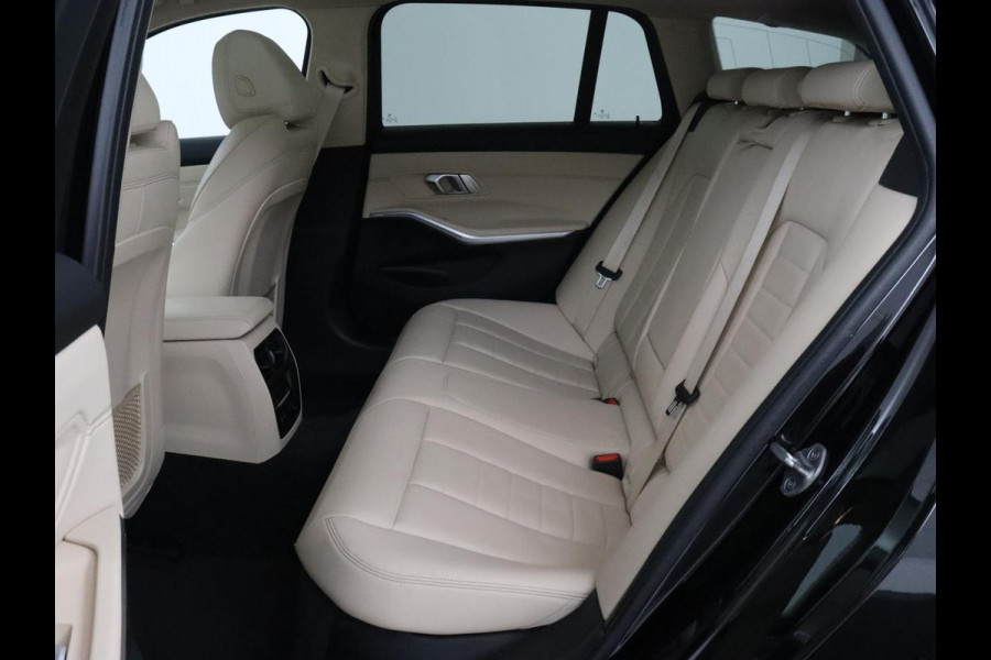 BMW 3-serie 330i High Executive | Panoramadak | Sport Line | Leder | Stoelverwarming | Trekhaak | Carplay | Live Cockpit | Camera | Navigatie | Sfeerverlichting | Park Assist | Sportstoelen | Climate control